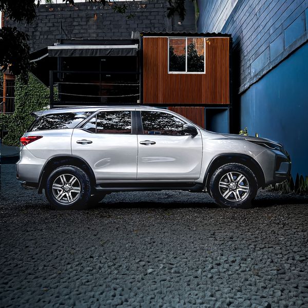 Toyota Fortuner SR 2023 - imagen secundaria 1