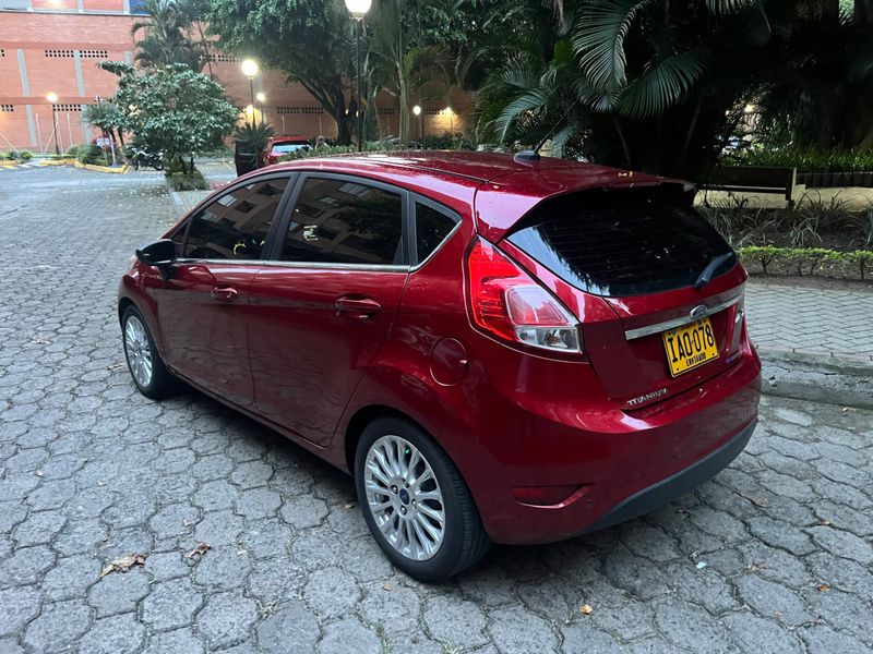 Ford fiesta titanium 1.6 AT - imagen secundaria 2