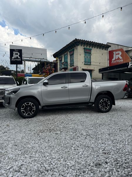 TOYOTA HILUX SRX 4x4 2024 - imagen secundaria 2