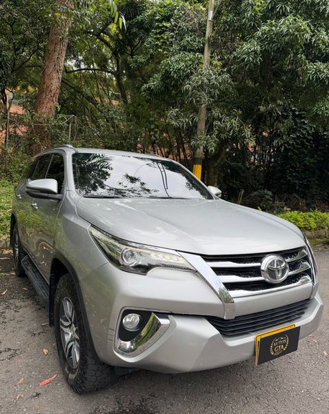 Toyota fortuner 2.7 modelo 2018 129.000 kilómetros - imagen secundaria 1