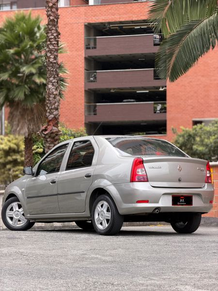Vencambio Renault Logan 2011 Segundo propietario - imagen secundaria 2