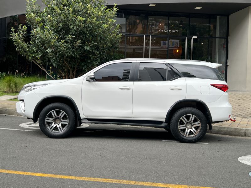 Toyota Fortuner 2.7 Mid 2018 - imagen secundaria 1