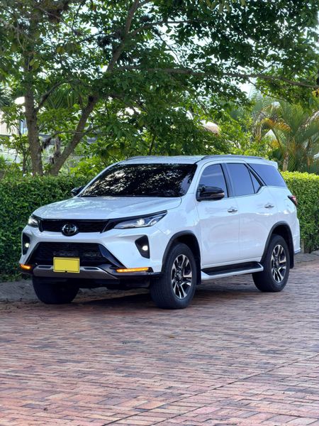 Toyota Fortuner SRV 2.8 diesel 2024 Diamond - imagen secundaria 2