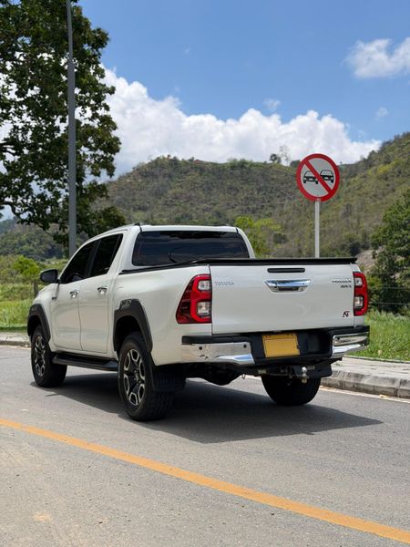 TOYOTA HILUX  2022  2.8 DIESEL AUT  4x4 - imagen secundaria 1