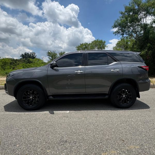 TOYOTA FORTUNER SRV 2023 - imagen secundaria 1