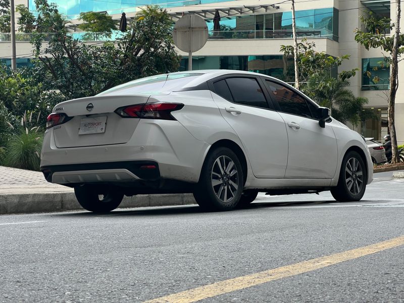 Nissan Versa 1.6 Exclusive 2022 - imagen secundaria 2