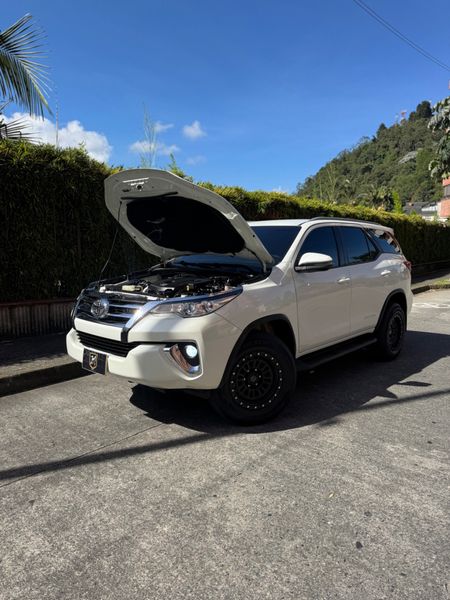 Toyota Fortuner SR 2019 - imagen secundaria 2