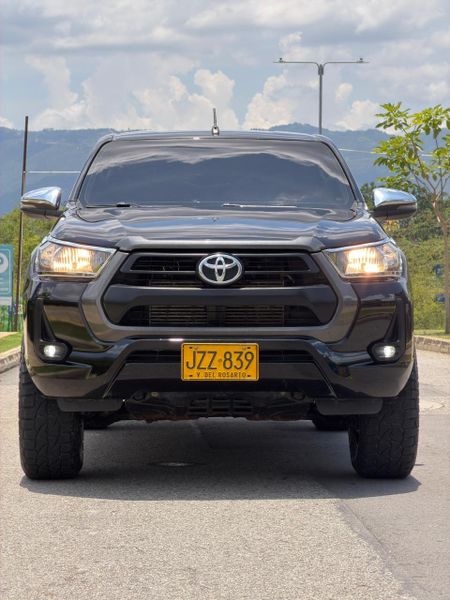 Toyota Hilux 2.4 Turbo Diesel AT 2021  Máximo Equipo y Confort - imagen secundaria 1