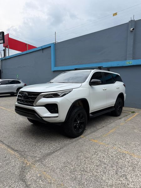 TOYOTA FORTUNER SR BLACK EDITION - imagen secundaria 2