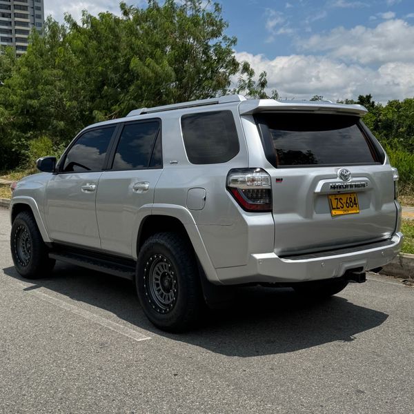 Toyota 4Runner SR5 2023 - imagen secundaria 1
