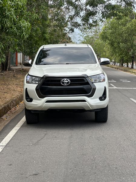 TOYOTA HILUX 2.4 AUTOMÁTICA DIESEL - imagen secundaria 1
