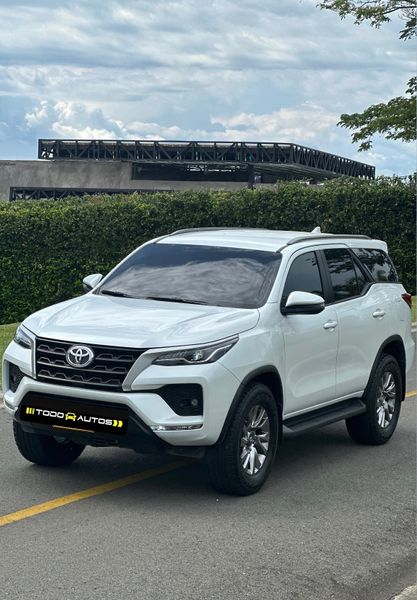 TOYOTA FORTUNER SR 4x2 2025 - imagen secundaria 1