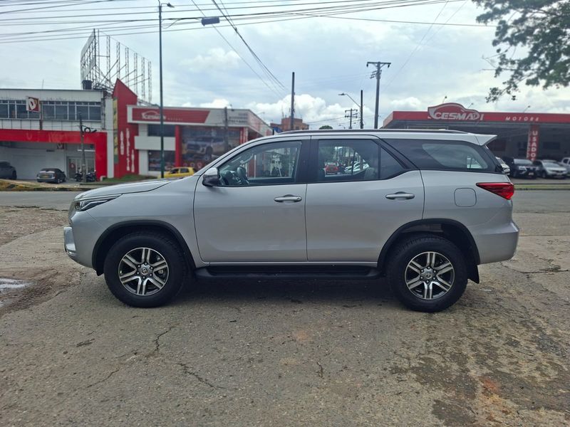 Toyota Fortuner Sr Diesel 2026 - imagen secundaria 1