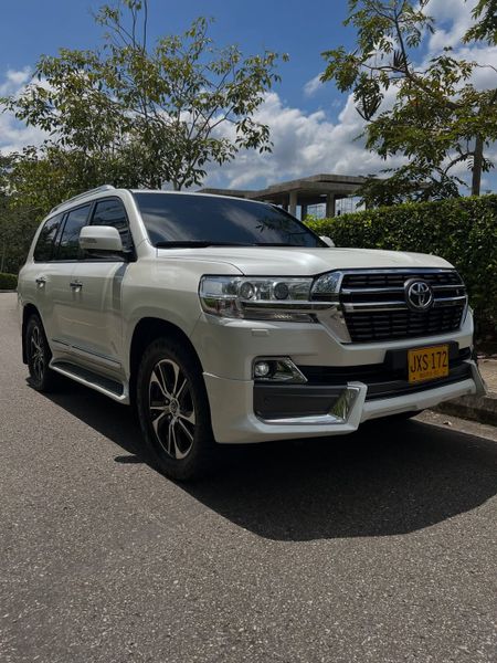 Toyota Sahara LC 200 2021 diesel - imagen secundaria 1