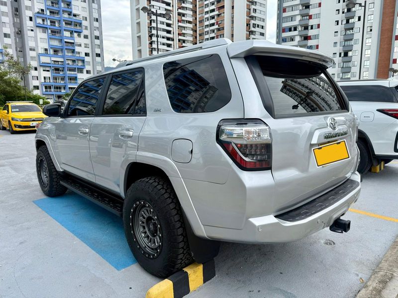 Toyota 4Runner SR5 2023 - imagen secundaria 2