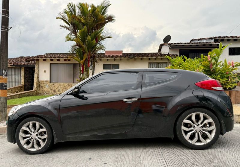 HYUNDAI VELOSTER 2013   126.000 Km - imagen secundaria 2