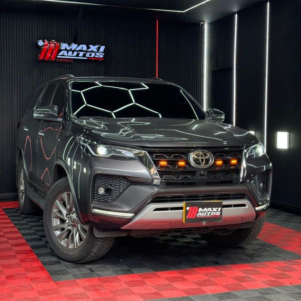 Toyota Fortuner SRV 2.400 cc Diesel Automática 4x2 - imagen secundaria 2