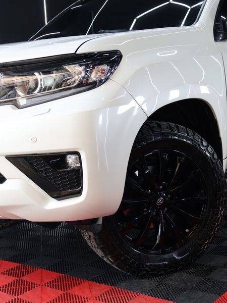 TOYOTA PRADO VXL 2017 DIESEL 3.0L AUTOMATICA 4X4 7 PUESTOS BLANCA KMS 123.000 - imagen secundaria 2