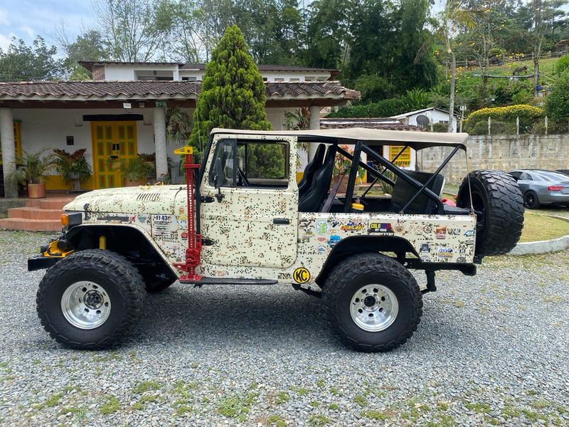 TOYOTA FJ modelo 77 - imagen secundaria 2