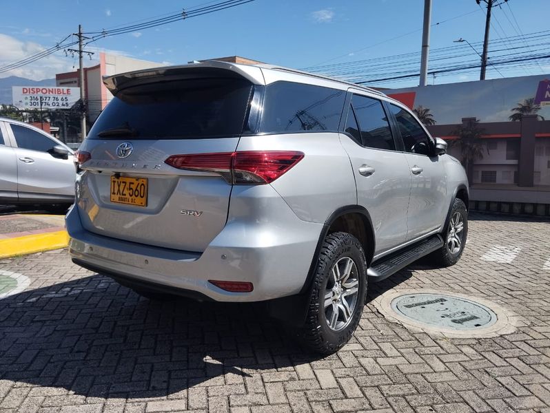 TOYOTA FORTUNER 2.8 4x4 - imagen secundaria 2