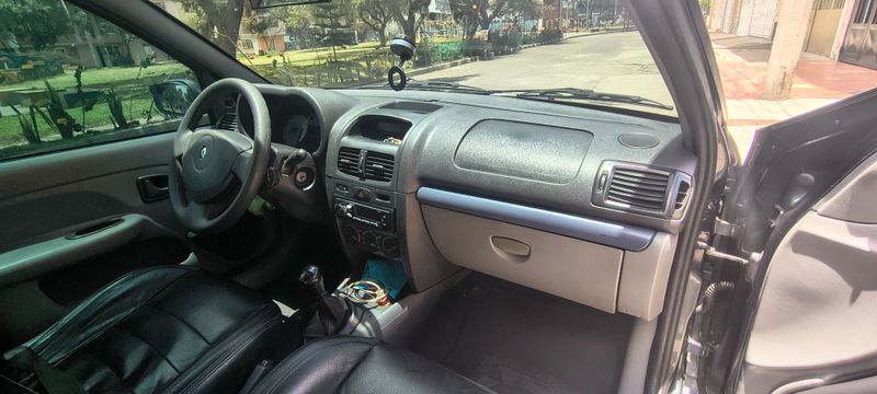 Renault Clio expression modelo 2010 - imagen secundaria 1