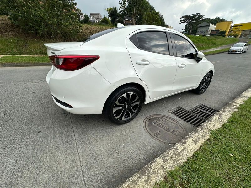 Mazda 2 Grand touring LX - imagen secundaria 2