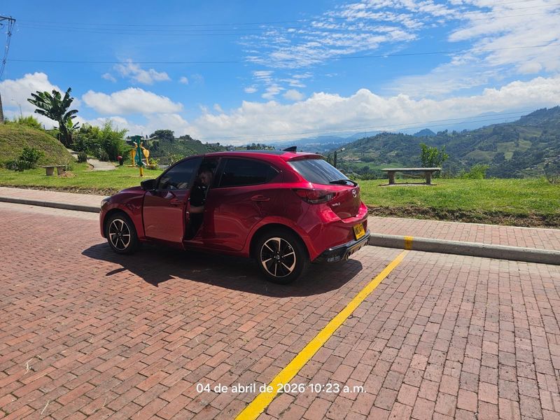 Mazda 2 carbon - imagen secundaria 1