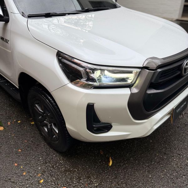 TOYOTA HILUX 2.4 - imagen secundaria 1