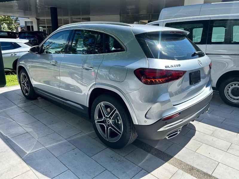 Mercedes Benz GLA 250 AMG Line 4MATIC  Híbrido  Modelo 2027 DEMO CAR TEST DRIVE A LA VENTA PRECIO IMPERDIBLE 1.000KM - imagen secundaria 2