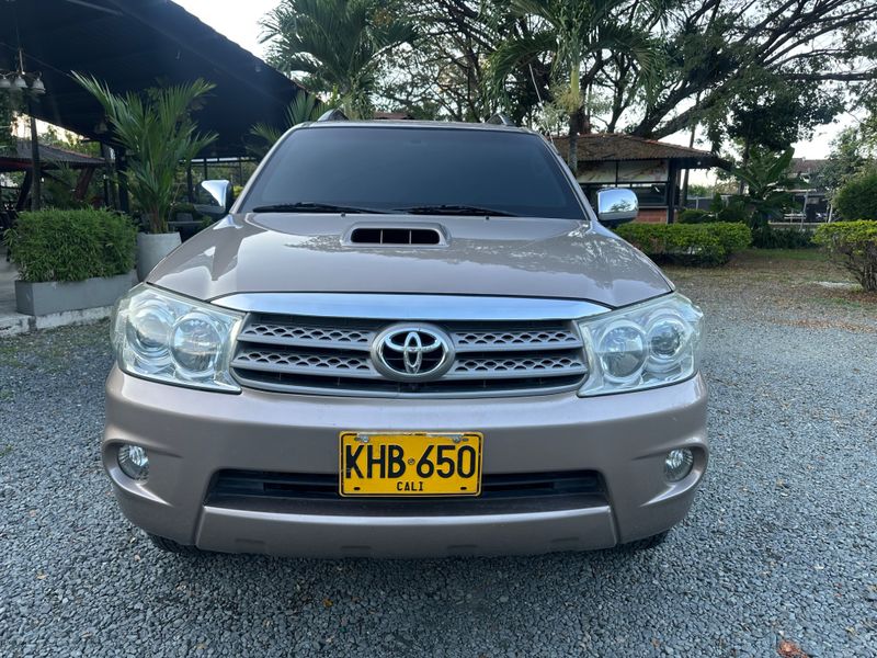 TOYOTA FORTUNER  2010 blindada - imagen secundaria 2