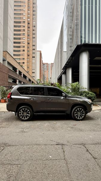 TOYOTA PRADO TXL DIÉSEL 2022 ÚNICO DUEO - imagen secundaria 2