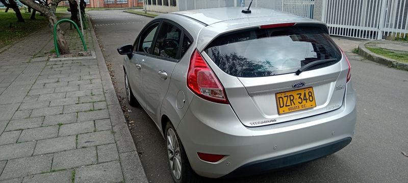 FORD FIESTA TITANIUM 1.6 - imagen secundaria 1