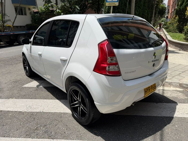Renault Sandero Expressión 1.6 Mt - imagen secundaria 2