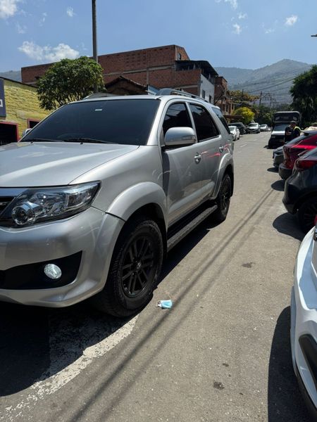 TOYOTA I FORTUNER 2.7 I 4x4 I AUTOMATICA I 2013 - imagen secundaria 2