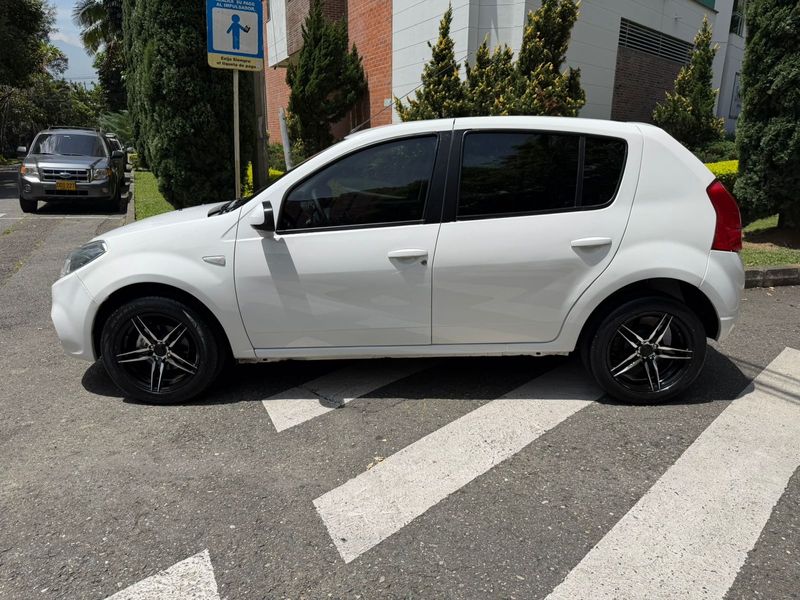 Renault Sandero Expressión 1.6 Mt - imagen secundaria 1