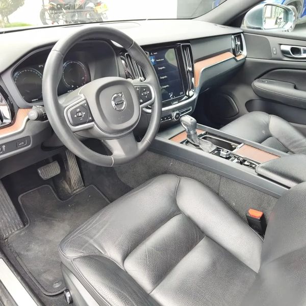 Volvo S60 T4 2020  22.668 km - Momentum - imagen secundaria 1