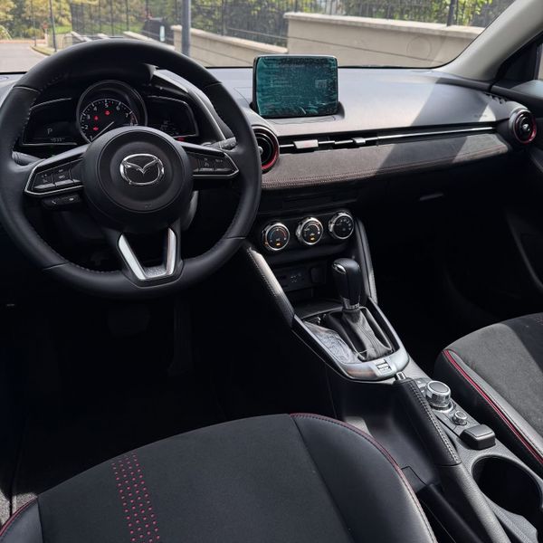 MAZDA 2 GRAND TOURING LX CARBÓN EDITION - imagen secundaria 1