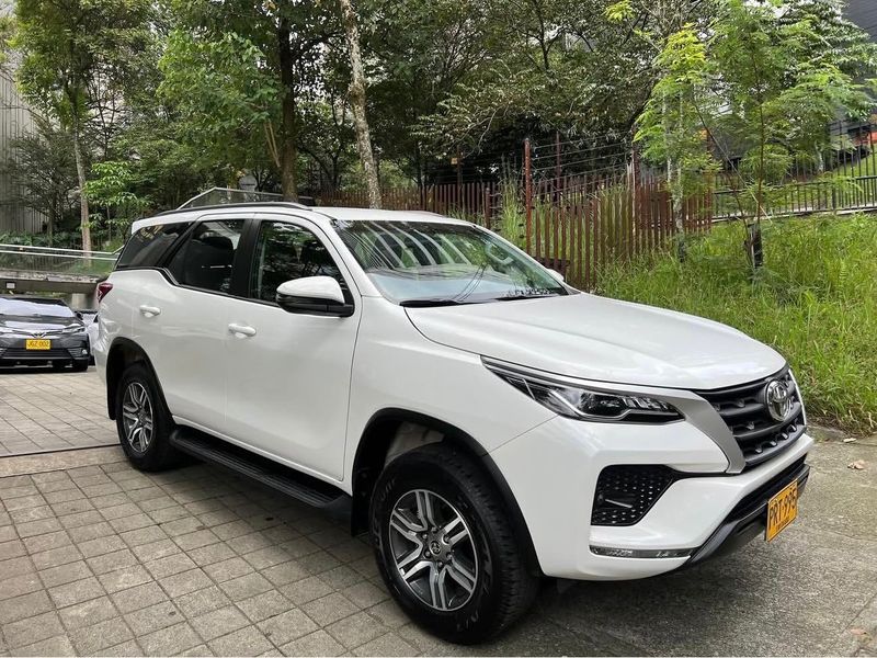 Toyota Fortuner SR 2025 - imagen secundaria 1