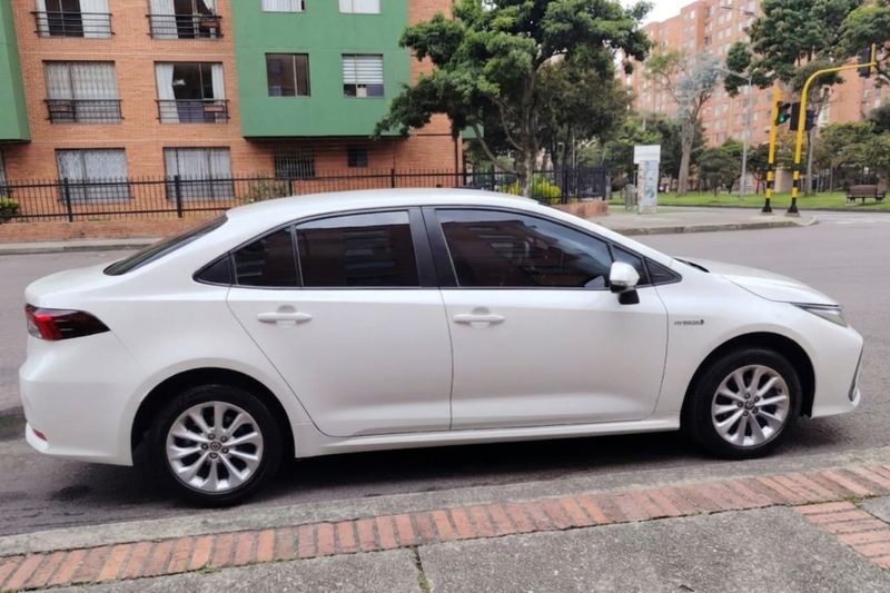 Toyota Corolla Híbrido 2021 - Blanco Perlado - Exento de Pico y Placa - imagen secundaria 2