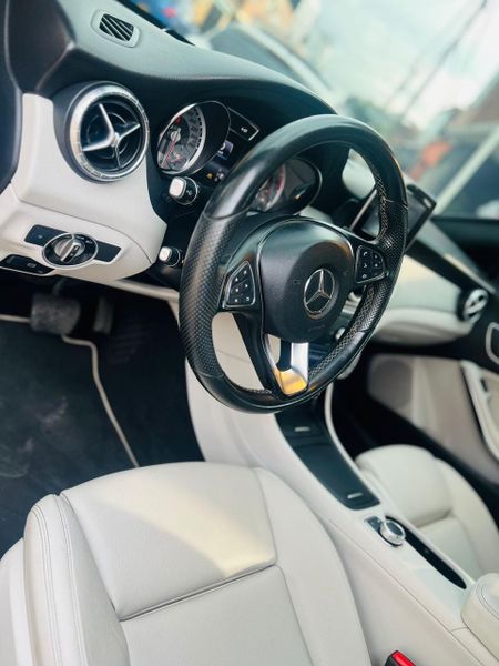 Mercedes Benz cla mid night edition - imagen secundaria 2