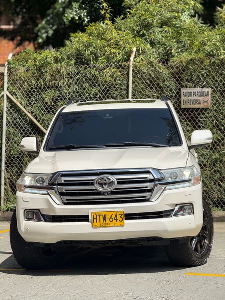 Toyota Lc200 Sahara Diesel 2014 vxr la más full - imagen secundaria 1