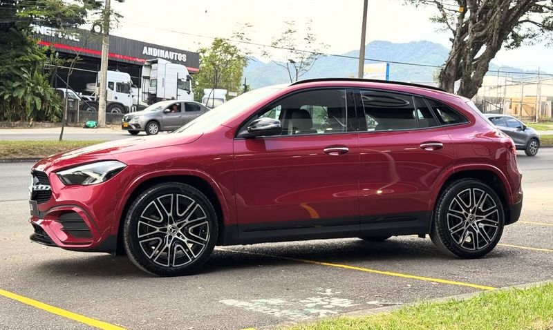 Mercedes Benz GLA 250 AMG Line 4MATIC ROJO PATAGONIA 2027 DEMO CAR TEST DRIVE MATRICULADO CERO KM - imagen secundaria 1