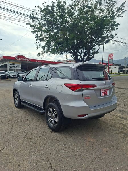 Toyota Fortuner Sr Diesel 2026 - imagen secundaria 2