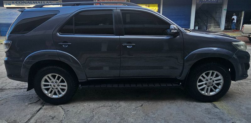 Toyota fortuner 4 x 4 - imagen secundaria 2