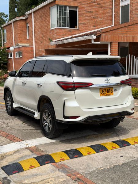 Toyota Fortuner 2.4 Diesel sr - imagen secundaria 1