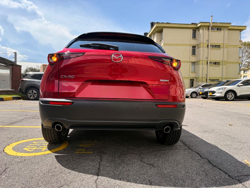 MAZDA CX30 GRAND TOURING LX HÍBRIDA 2025  Vehículo prácticamente nuevo 4.000km. Una SUV de última generación diseada para quienes buscan tecnología híbrida eficiencia y un diseo moderno y elegante. Una oportunidad única de estrenar sin pagar de más - imagen secundaria 2