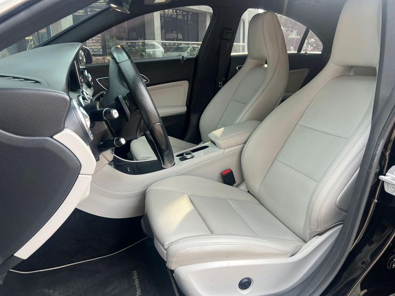 Mercedes Benz cla mid night edition - imagen secundaria 1