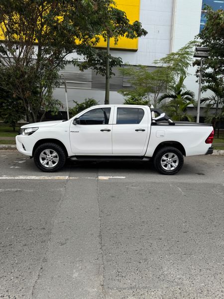 TOYOTA HILUX 2.4 2017 - imagen secundaria 1