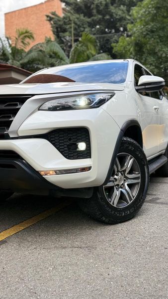 Toyota Fortuner SR 2021 - imagen secundaria 2