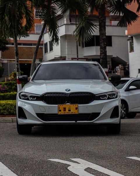 BMW 330i 2023 - imagen 1